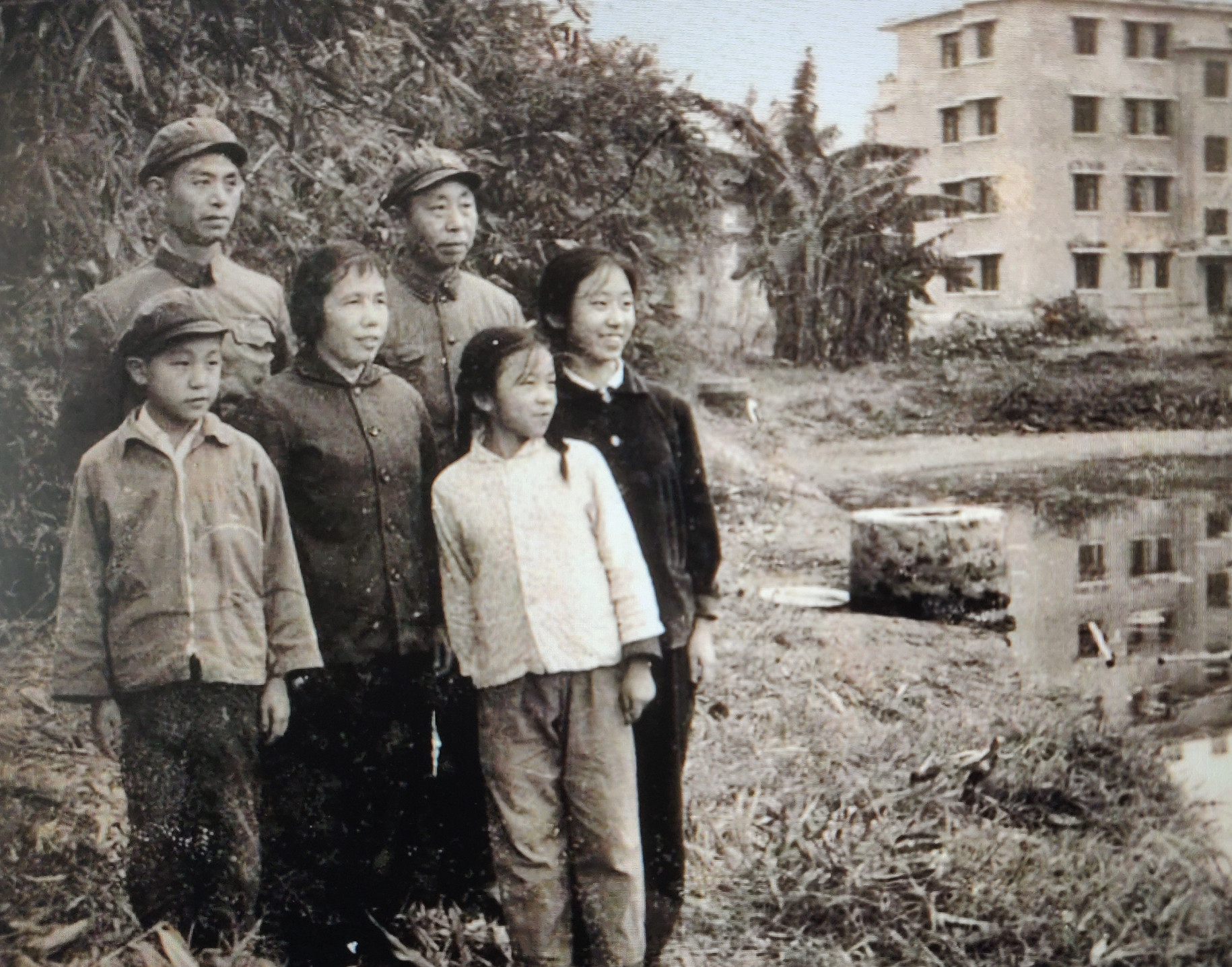 台湾老兵回乡探亲,睡在母亲床边,母亲:旁边睡的是谁?咋还不走