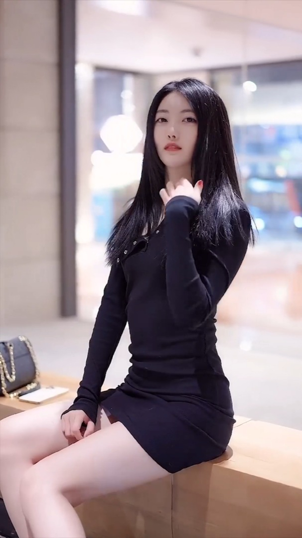 丰满线条路拍:这气质怕是大哥的女人吧