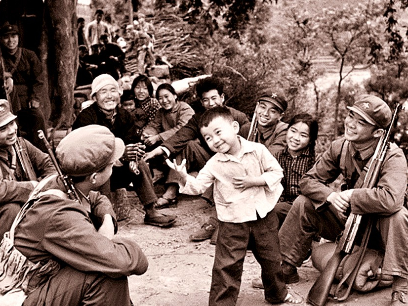 60,70年代的人民子弟兵,给藏族儿童理发,给学校的孩子辅导功课