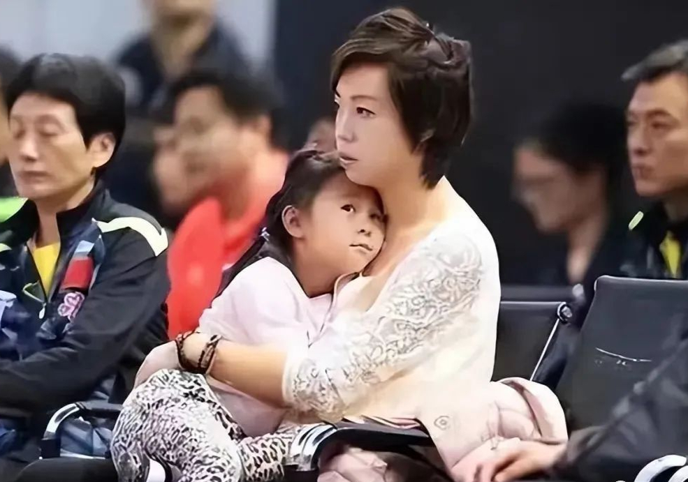 41岁张怡宁和大20岁老公罕见同框,老公满脸沧桑像爷爷宛如爷孙辈