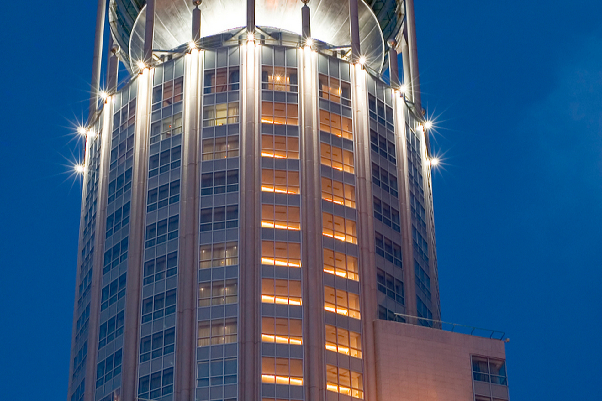 蓝海国际大酒店是城市中心的五星级酒店,以其独特设计和卓越服务质量