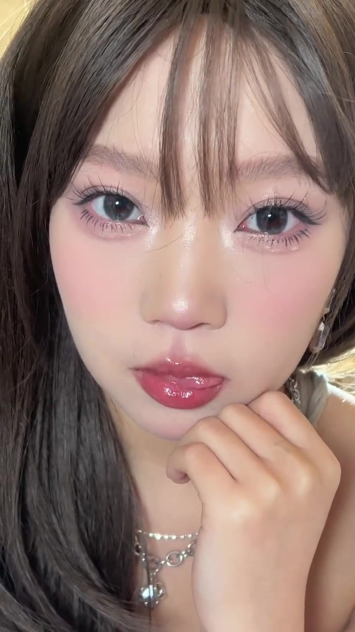 甜酷女孩的复古野猫妆容教程