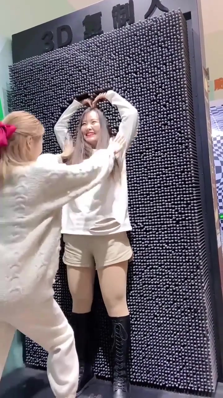 微胖的小姐姐挑战网红海绵,接下来的一幕,谁看谁尴尬!