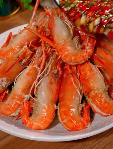 罗氏虾不要老是白灼了,试试这个做法,手指都要被吃掉-度小视