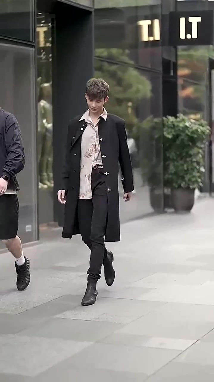 陆仙人惊现太古里即使大街上走几步也非常的有高冷范