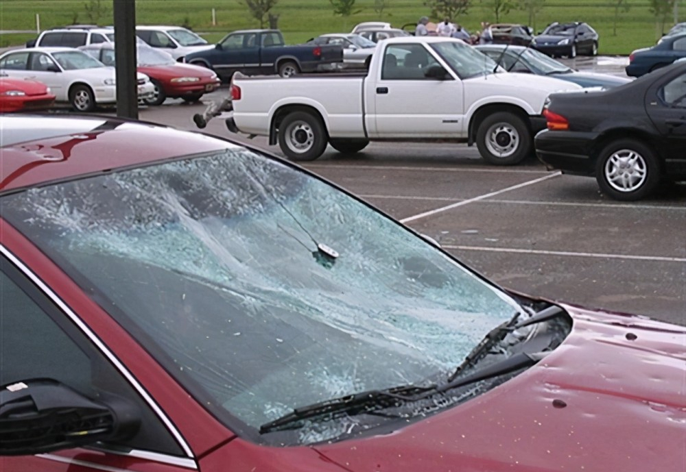 汽车被冰雹砸坏,能申请保险理赔吗?老司机:没你想的那么简单!