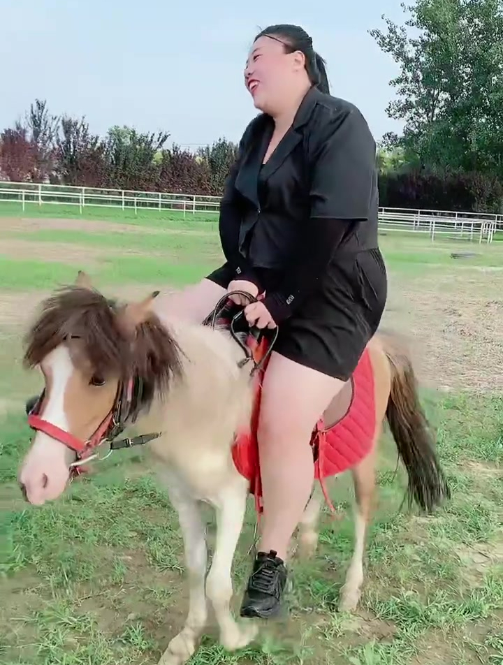 美女你悠着点,小马这小细腿我都替它担心