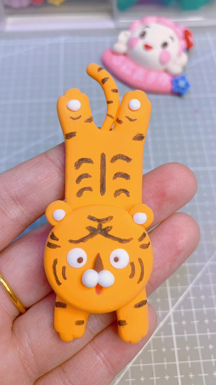 用超轻粘土做一只蠢萌小老虎冰箱贴-度小视