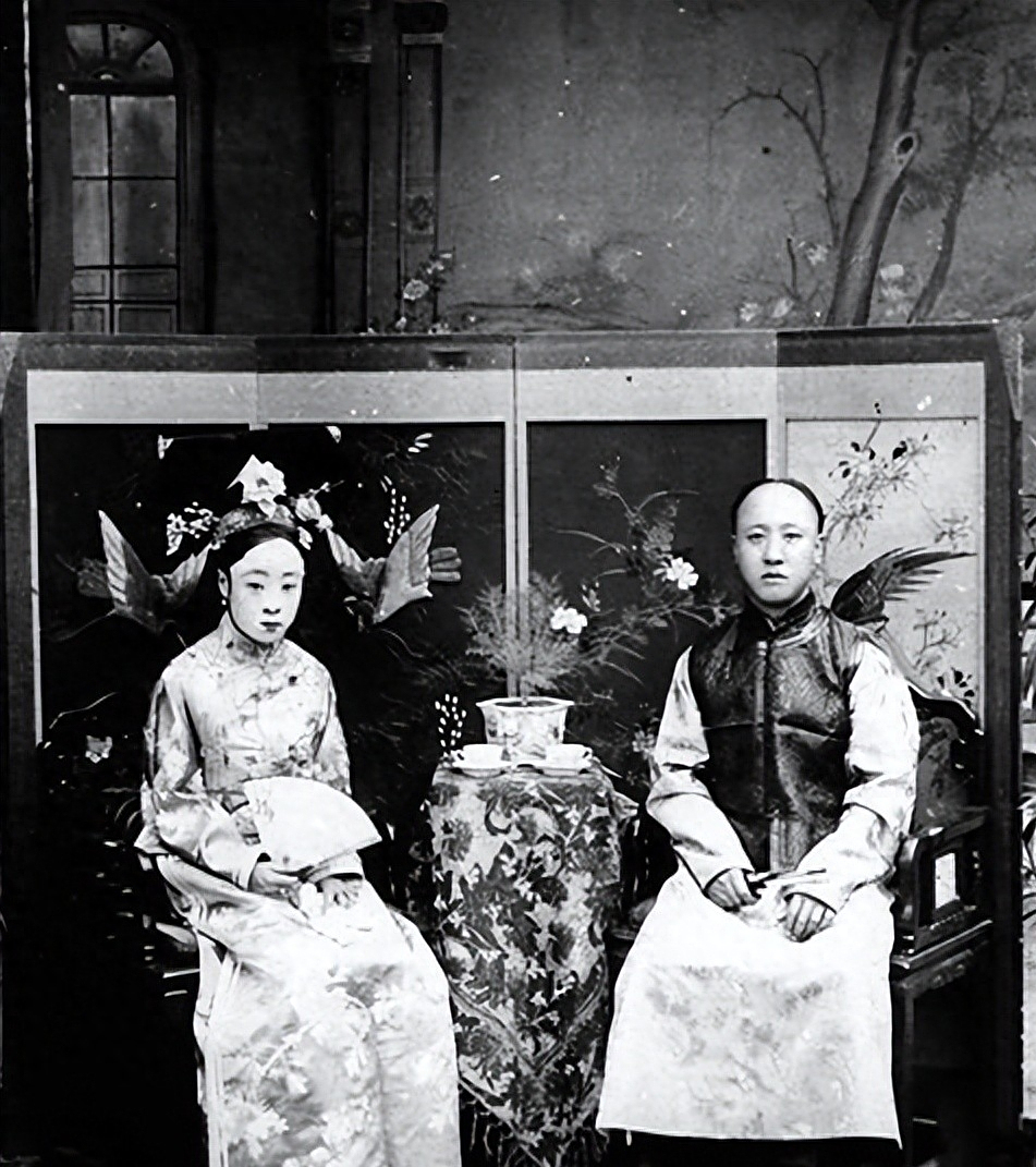 载沣的妻子就是荣禄的小女儿瓜尔佳·幼兰,小名"福妞儿"又叫"八姑娘"