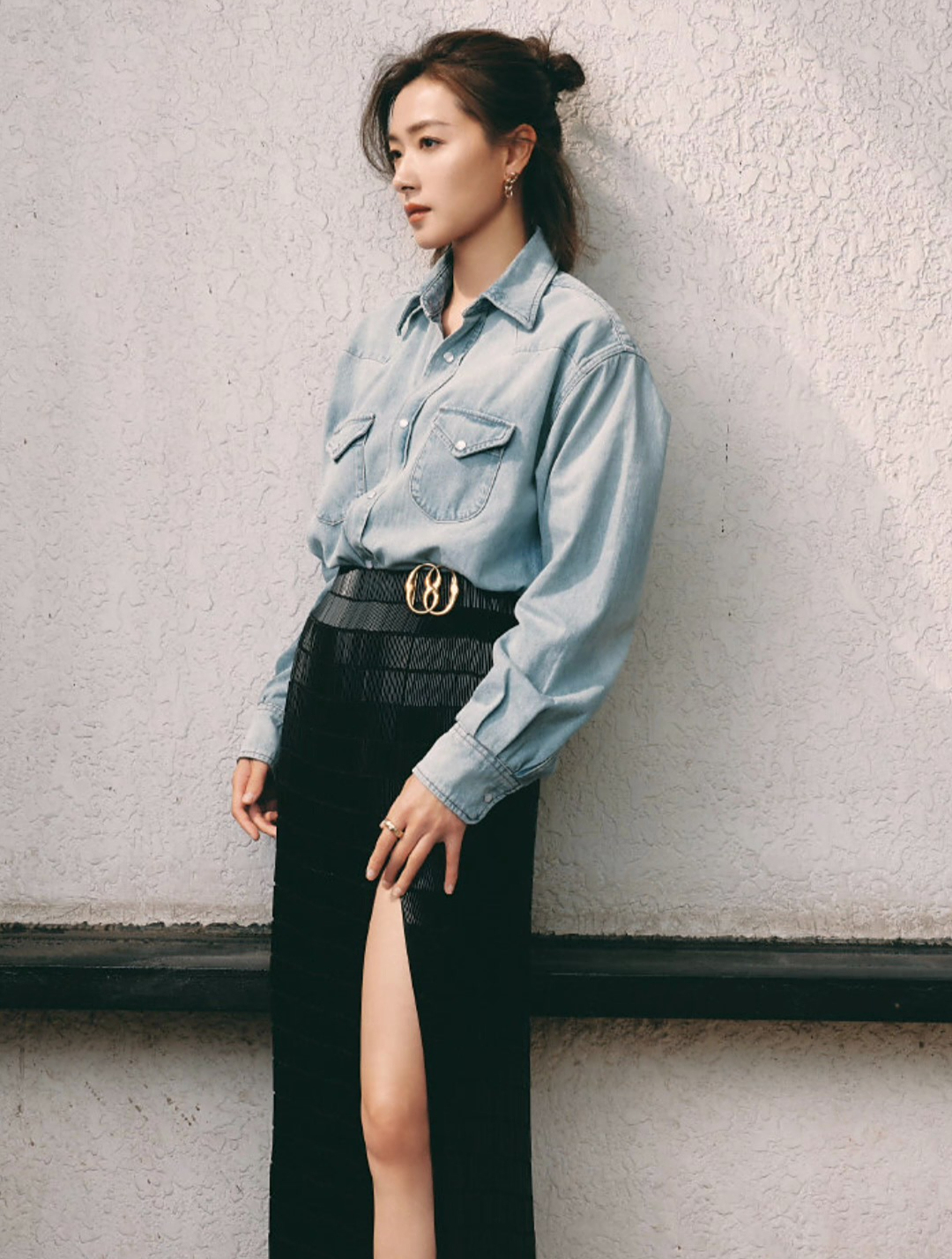 万茜穿牛仔衬衫配黑色开叉长裙,清爽又青春,很有学姐范儿