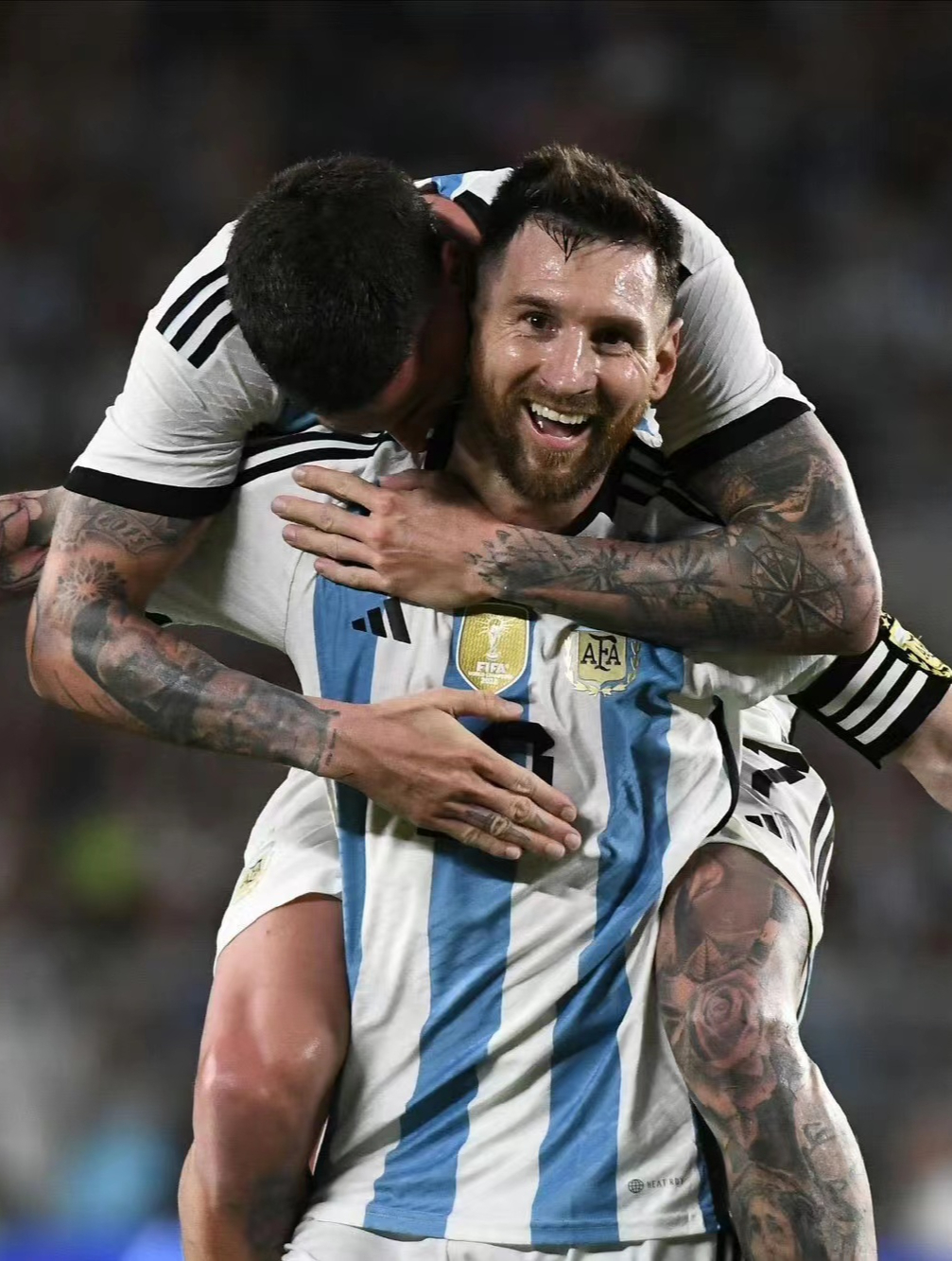 球王开心得像个孩子,梅西带领队友转圈圈庆祝世界杯夺冠-度小视