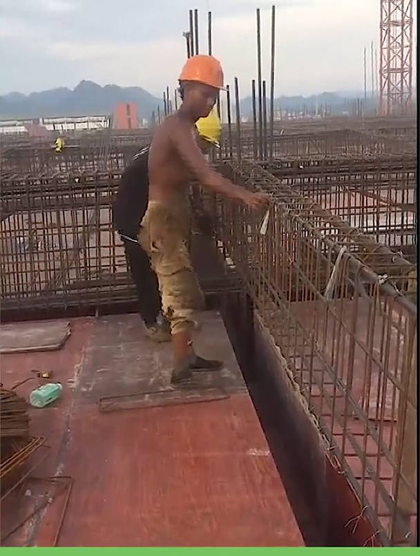 黄皮农民工工地干活晒成了黑人说是中国人谁信