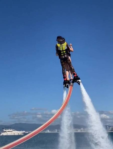 海面上的水上飞人,美女玩的真是太野了,就不怕老公看到吃醋吗?-度小视