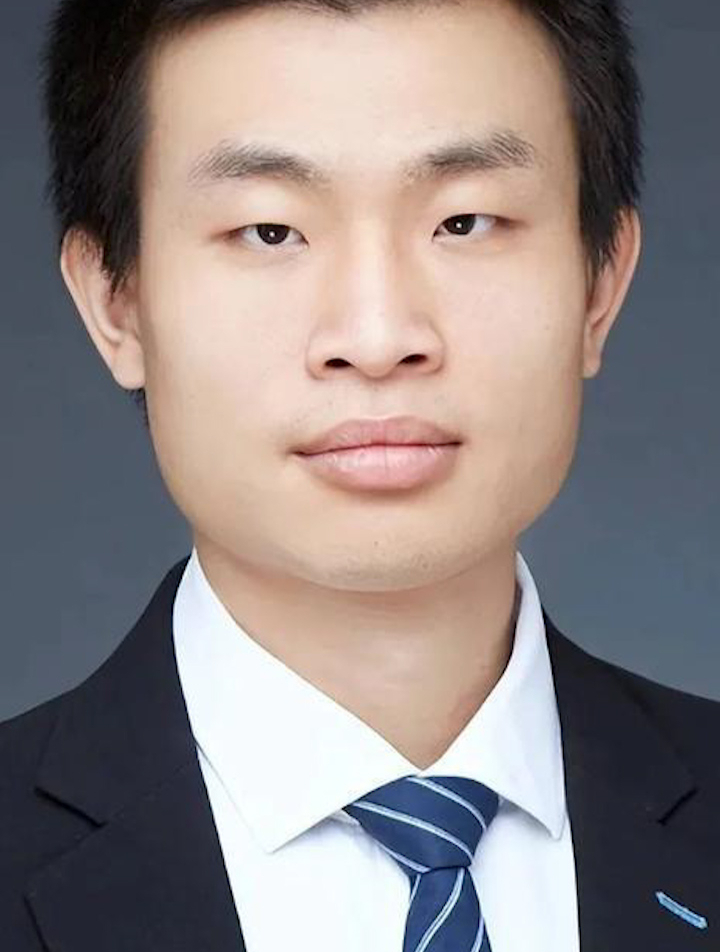 凌乱的发型,迷离的眼神,手拿一瓶水三馒头