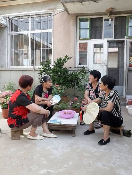 家事国事天下事,事事关心的农村大妈,又在聊什么呢?-度小视
