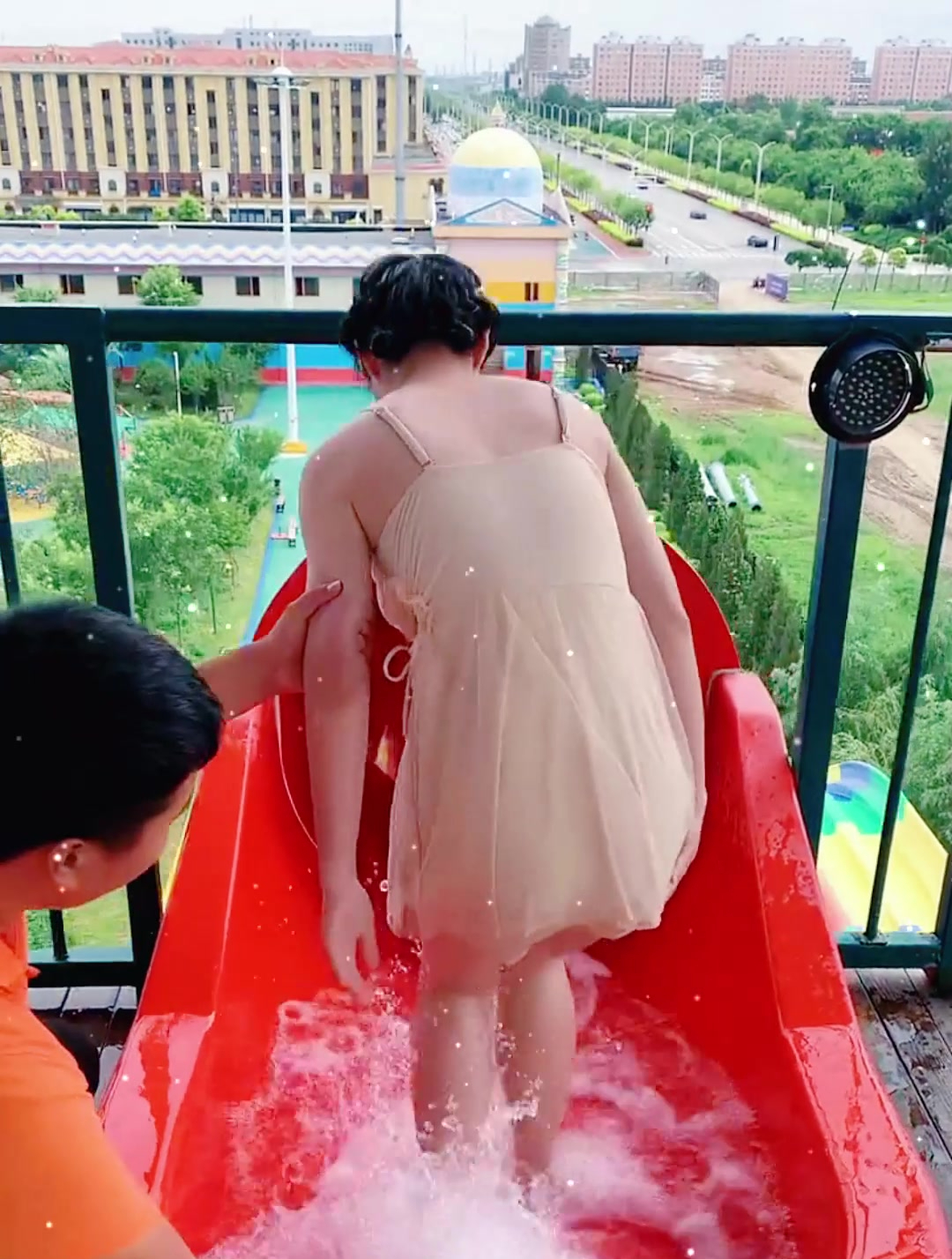 水上乐园拍到的一幕,美女衣服穿成这样,不知道咋想的