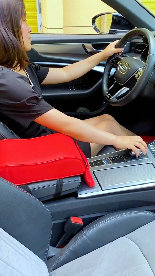 原来网传的是真的,小个子的女孩子,开车都是这个"姿势"!