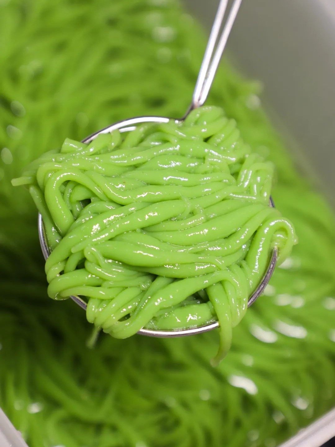 双拼槐花粉是店里的新品,用东南亚的绿色斑斓与橙黄透亮的槐花制作出