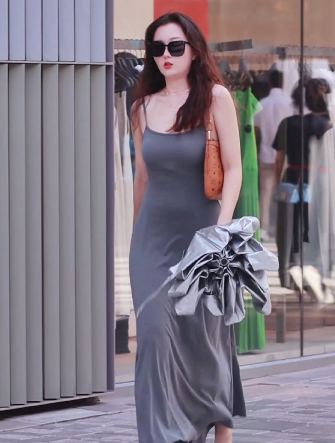 深灰吊带修身连衣裙配水晶鞋,长发美女微胖穿搭显身材2