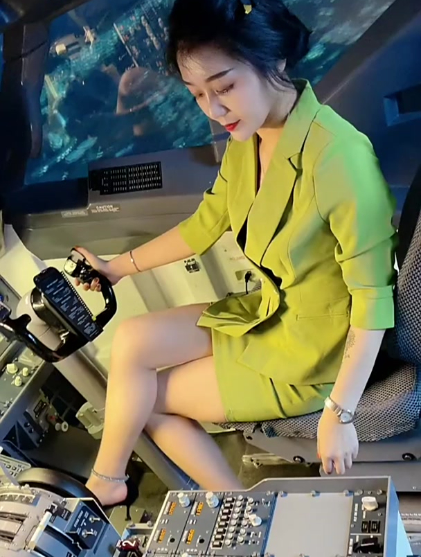 最美女机长,一身制服超飒,气场十足帅炸!