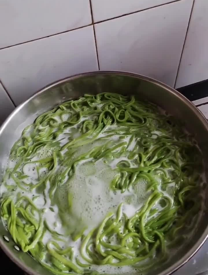 今天做绿色面条,有没有喜欢吃的-度小视