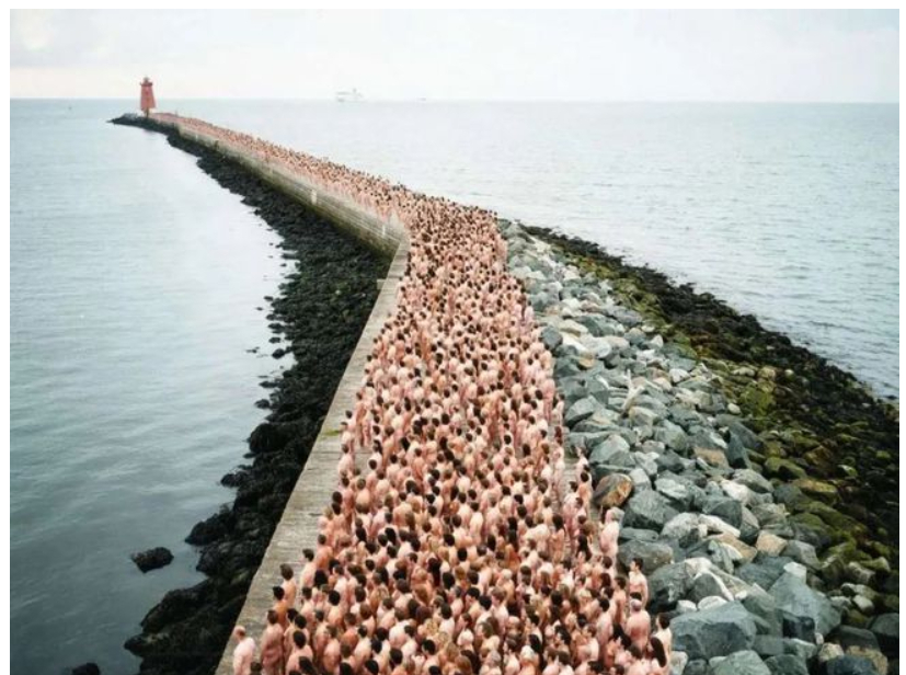 300人在死海边拍群体裸照 身涂彩绘 用行为艺术呼吁关注死海困境