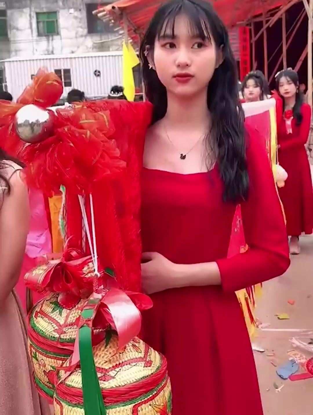 潮汕美女扛大旗,未出阁的女孩才能当代表 哪一个不家世显赫!-度小视