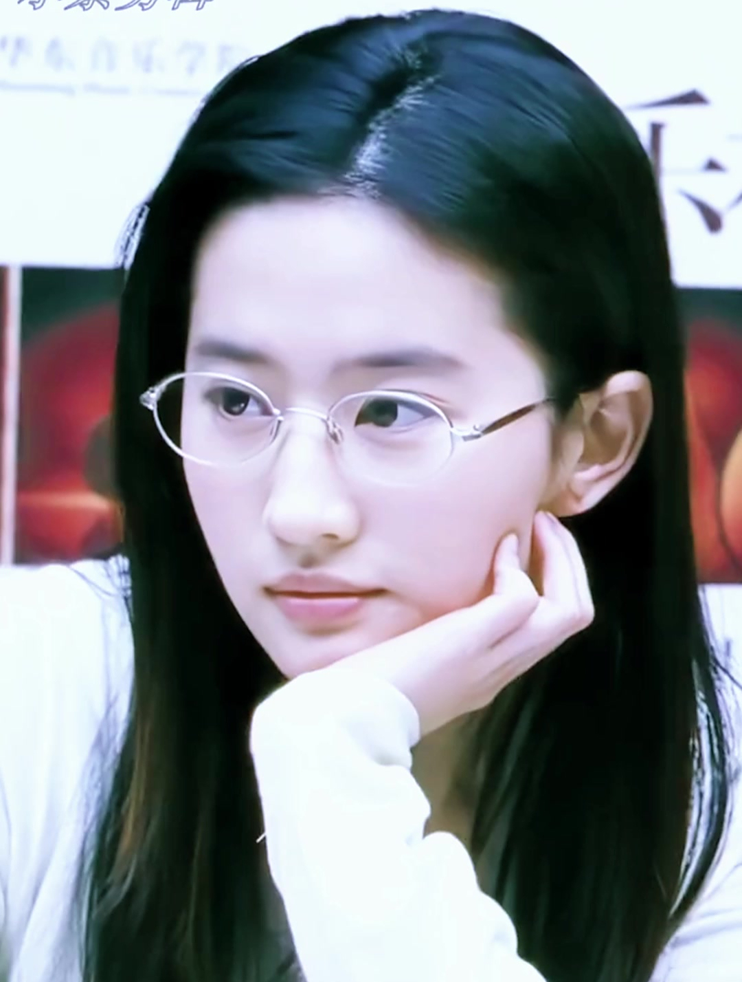 刘亦菲戴眼镜似邻家学姐,和之前戴眼镜照对比,多了很多时尚感!