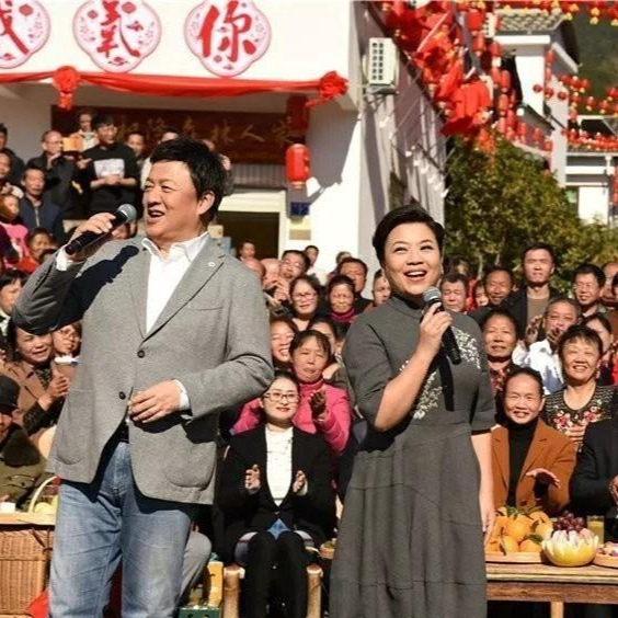 张也回农村被拍!穿碎花裙膀大腰圆和村妇无异,胖得很却有韵味