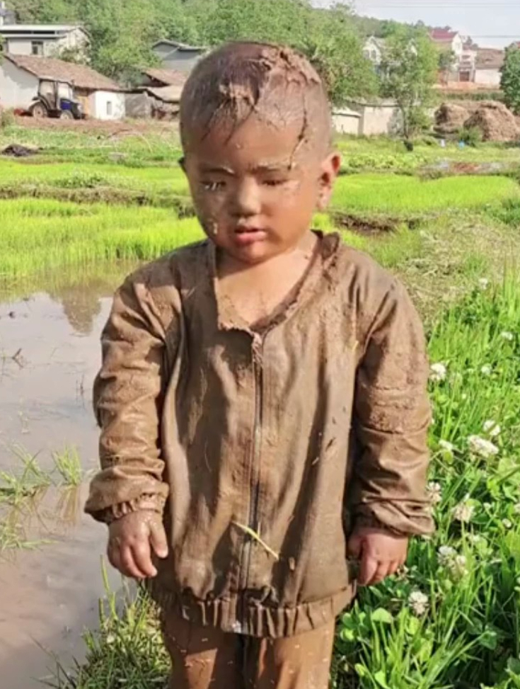 孩子玩水玩的满身都是泥,父母心态很好没骂只是拍照记录