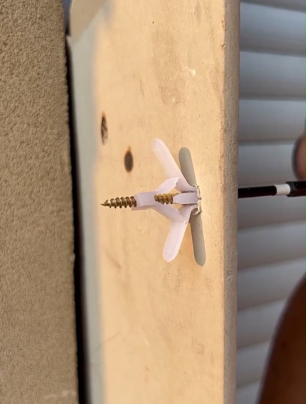 空心石膏板上固定老师傅不再选择"普通钉子",而是飞机膨胀钉!