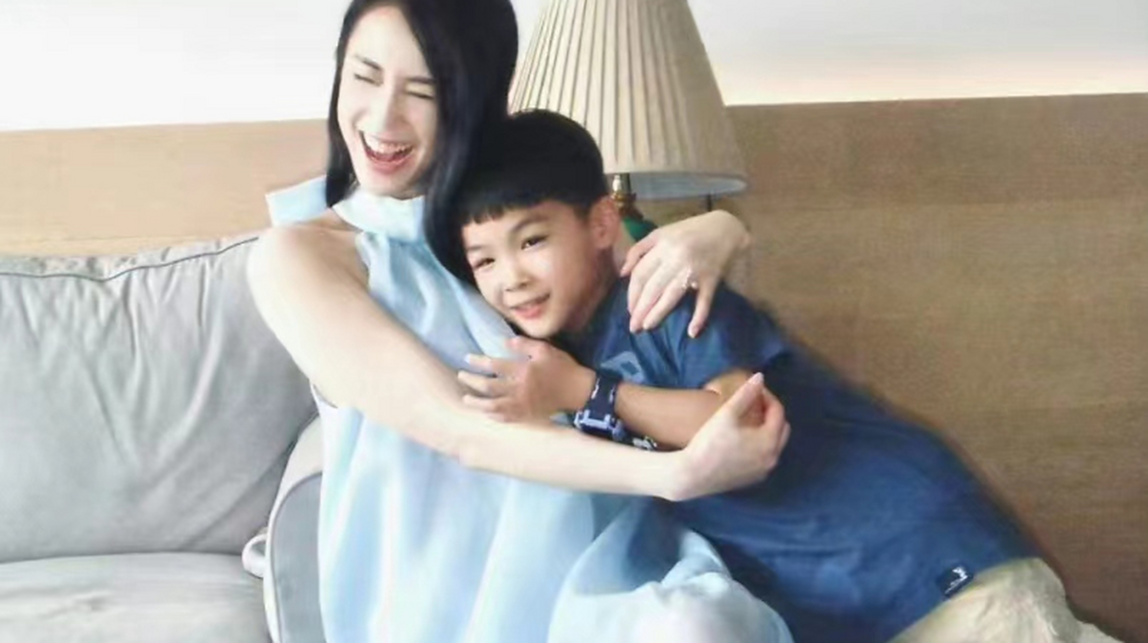 疑似怀三胎!40岁的黄圣依与小儿子合影中,腹部隆起很明显.