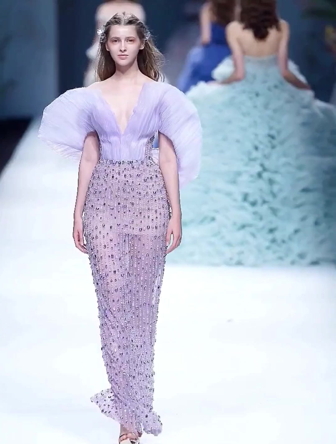 美女模特t台走秀,走秀走出自信的走姿,很是耐看