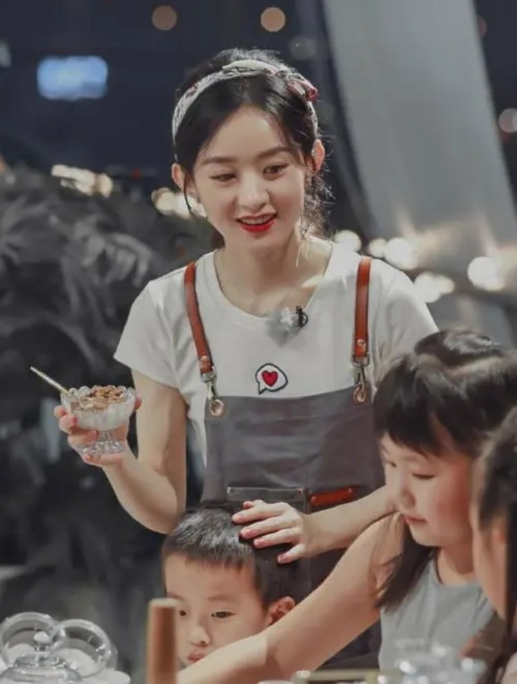 赵丽颖儿子接机画面曝光想想迫不及待拥抱妈妈画面温馨有爱