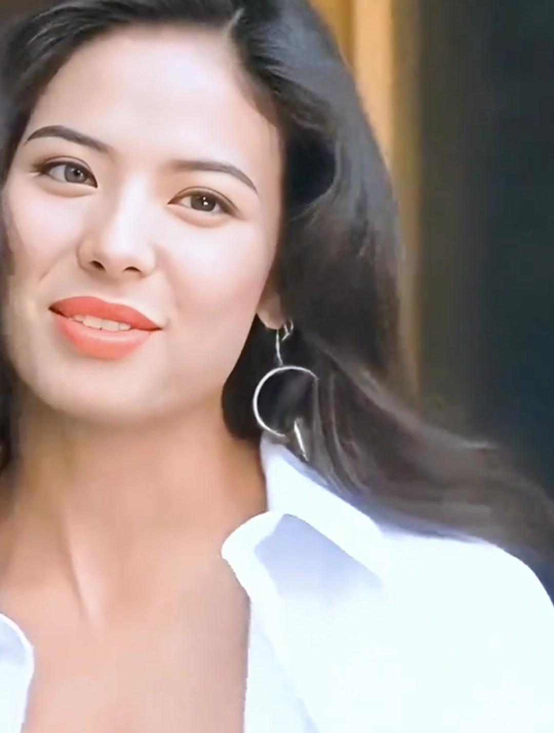 当年和成龙搭档的叶芳华,拥有曼妙的身材,这身白裙十分清凉性感-度小