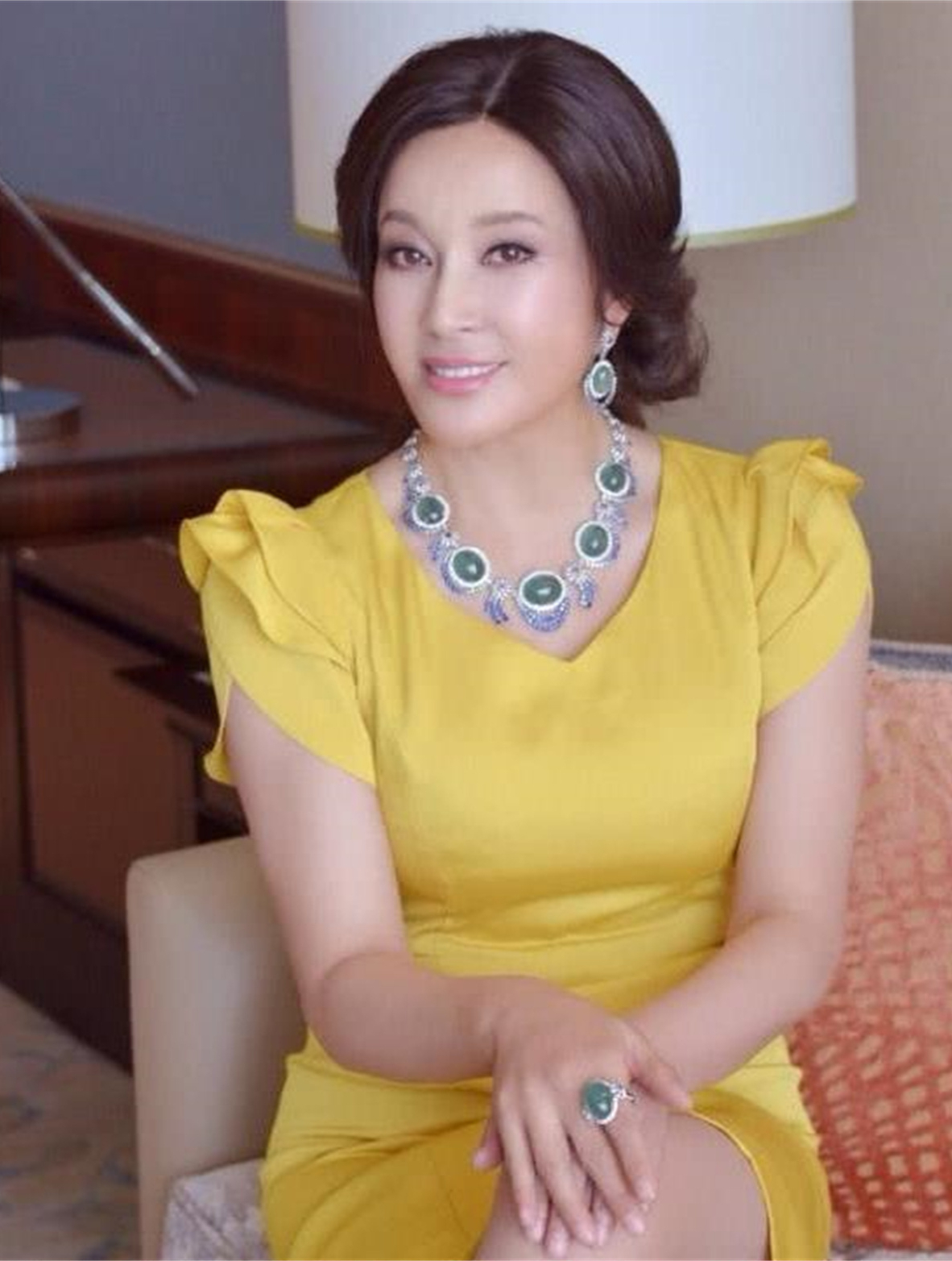 "翡翠女王"刘晓庆:豪宅多达19处,手握102亿的珠宝翡翠!(1)-度小视