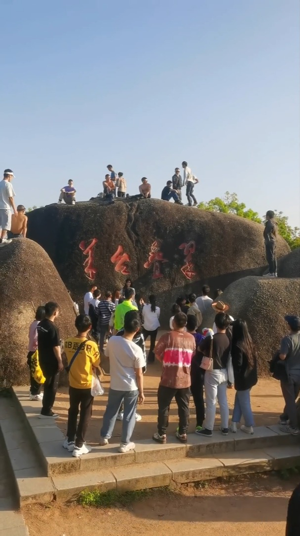 廣東深圳羊台山,別人爬不上的大石頭,這哥們一個助力跑走上去