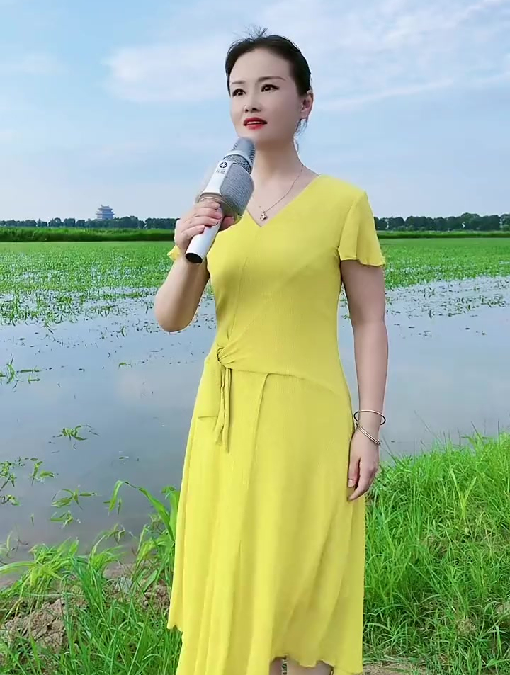 民歌美女桃子演唱《黄河水绕着准格尔流》欢迎大家观看-度小视