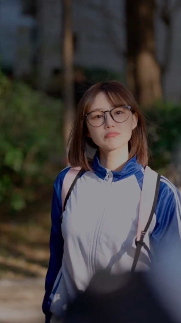 地摊小表妹 有种不舍是我家在北边,你在南边,你却告诉我顺路-度小视