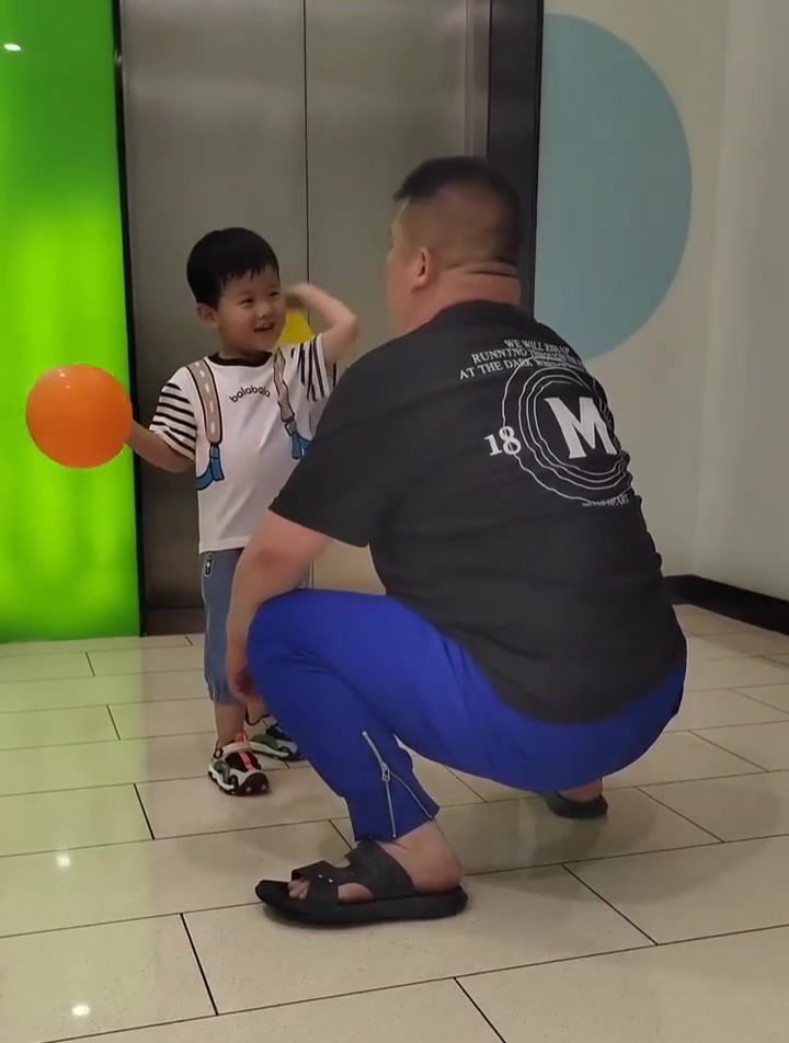 奶奶教大孙子打爷爷:大孙子开心