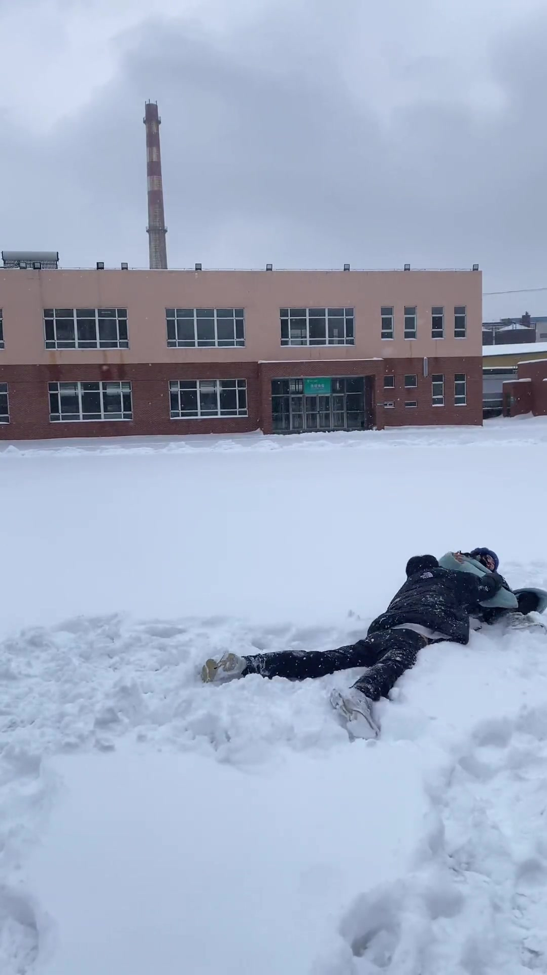 情侣花式打雪仗东北打雪仗有多狠