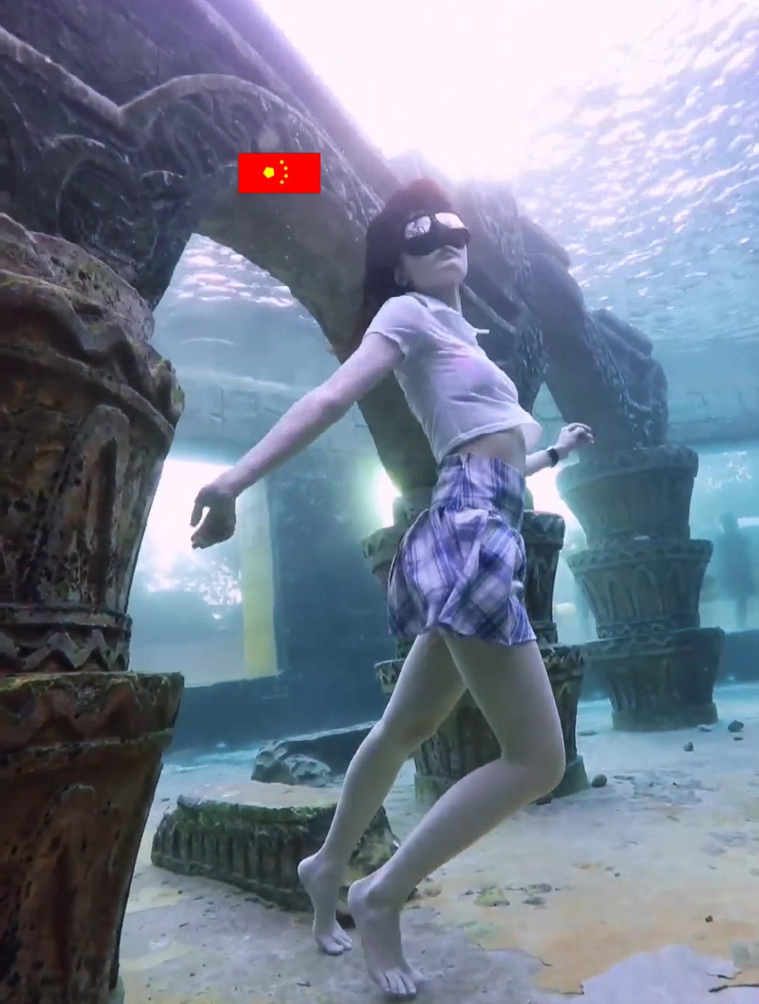 好厉害的潜水微胖美女,在水里畅通无阻地遨游,真想跟她学一学!