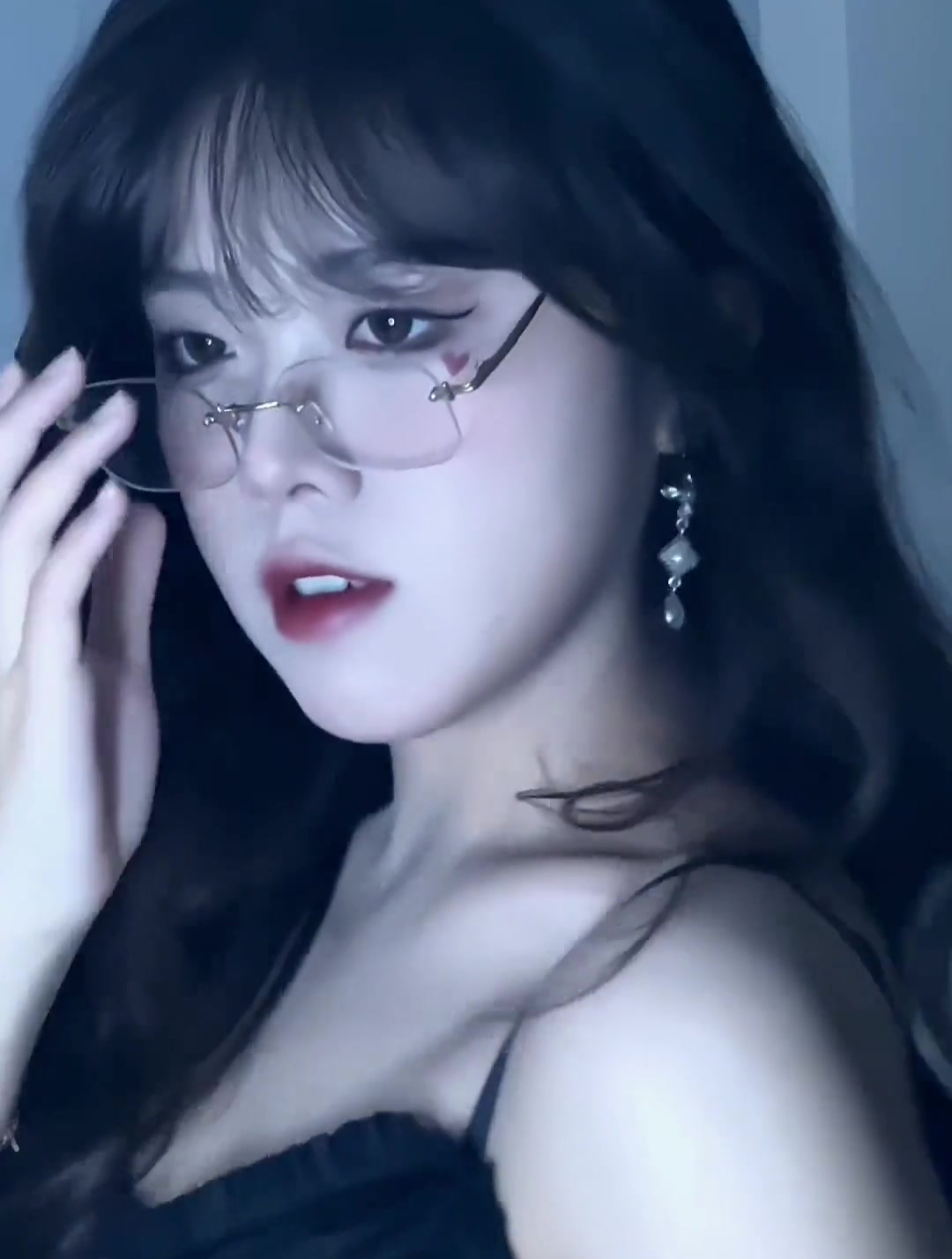 大家喜欢这个超甜美的小姐姐的话就点点关注吧