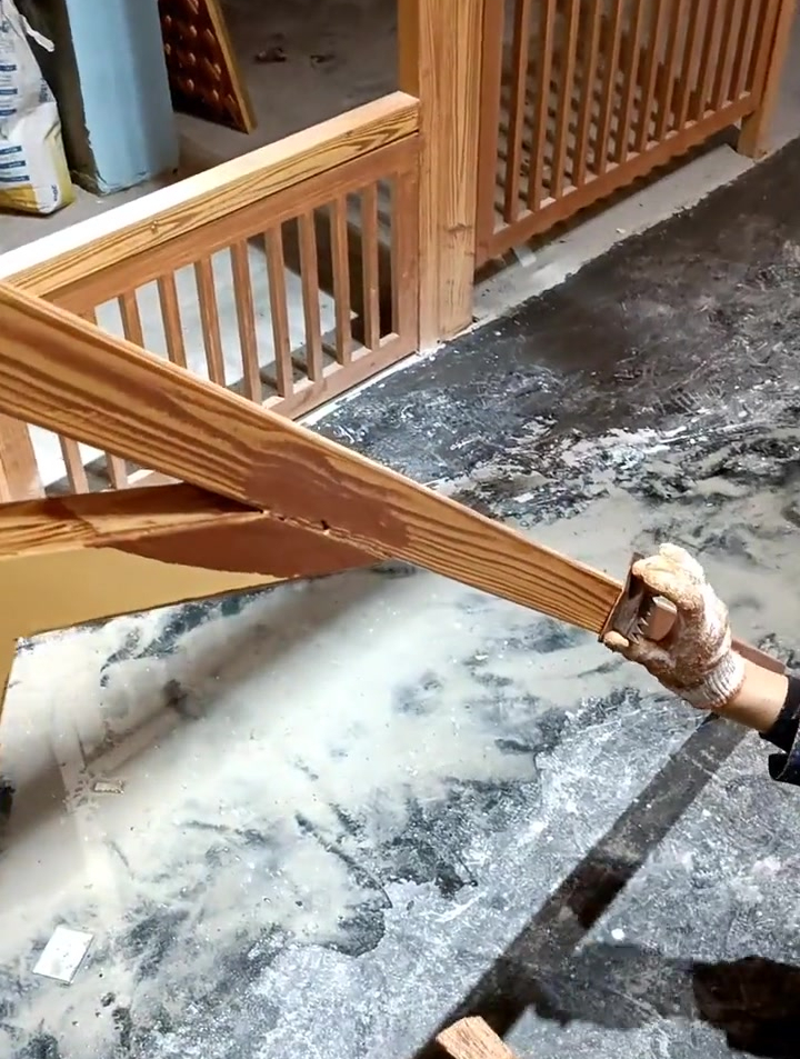 木纹漆匠心制作在细的的方管都可以木纹漆施工金属上做仿木纹漆