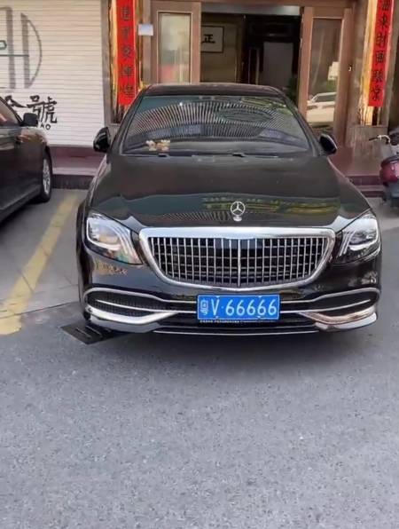 不知道是哪位大佬的座驾,迈巴赫真霸气,车牌也不简单
