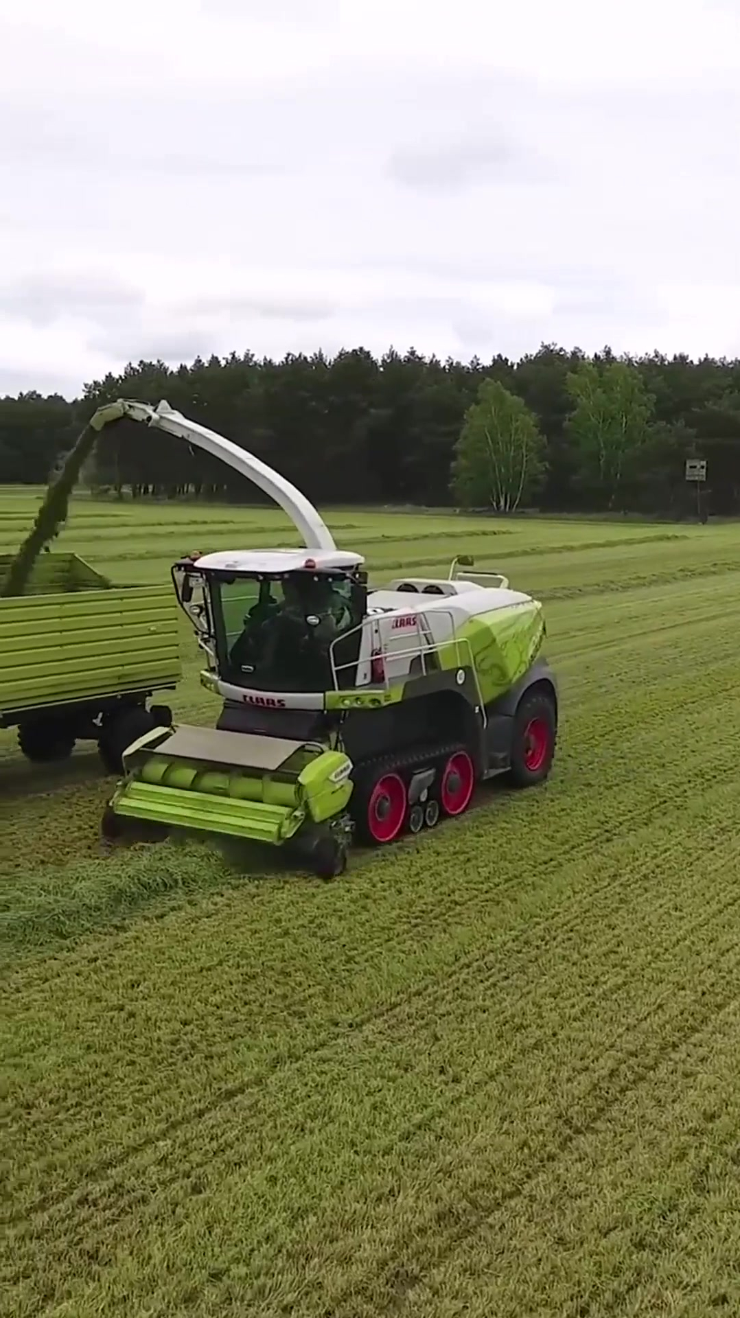 美国机械化水平有多高?看看这大型联合收割机,农业种植太轻松了
