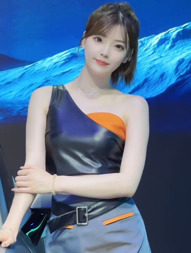 曾经大学校花,如今的顶级车模,出场费高达30w,到哪都是焦点~-度小视