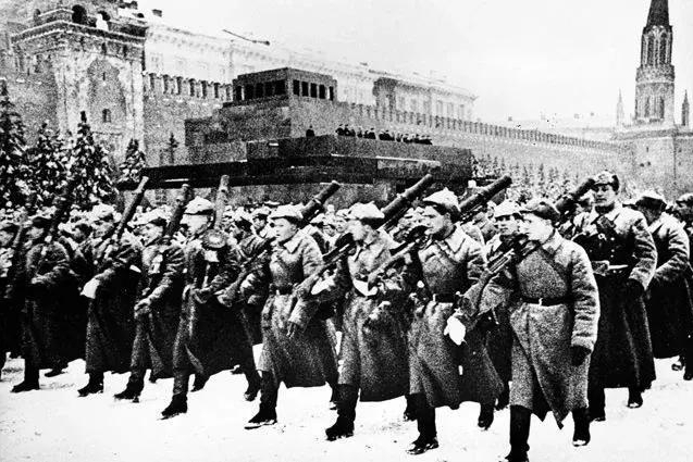 1941年红场阅兵珍贵影像,苏军视死如归奔战场,完成不可能的奇迹