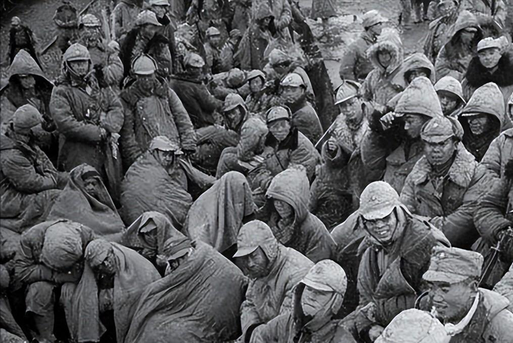 "血红白雪,饿殍满城",长春围城的真相,应该被揭示了!