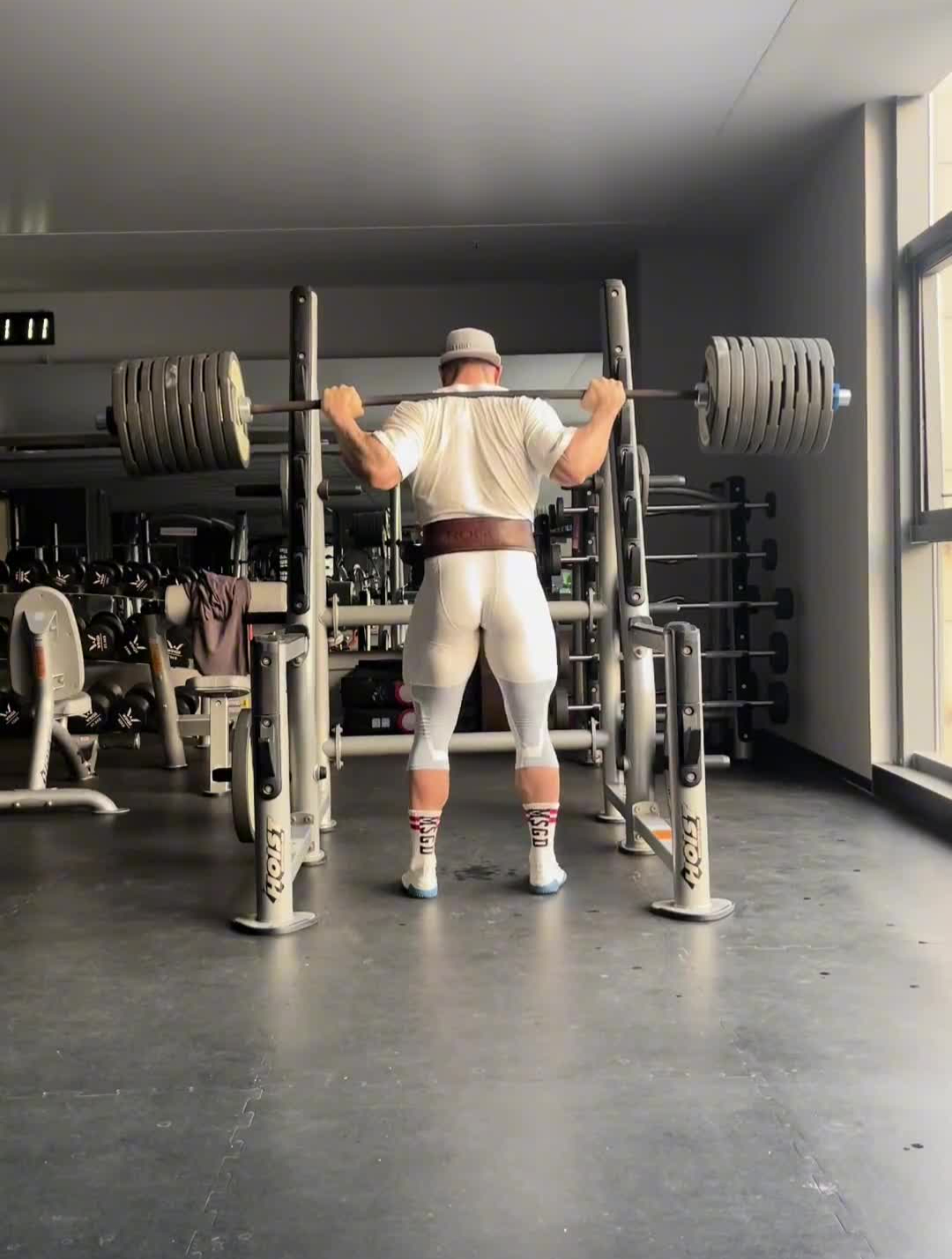 大重量注意安全力量训练深蹲-度小视